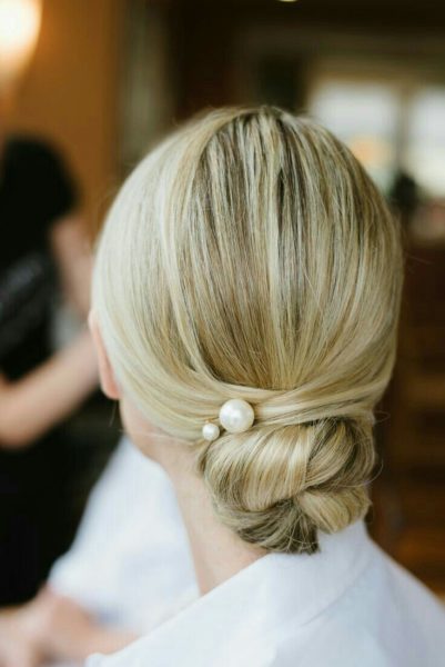How to Use Pearls to Accessorize Hair